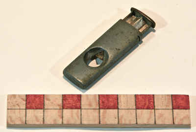 878253 Afbeelding van een sigarenknipper, waarmee de punt van een sigaar, bijvoorbeeld een bolknak, kan worden ...